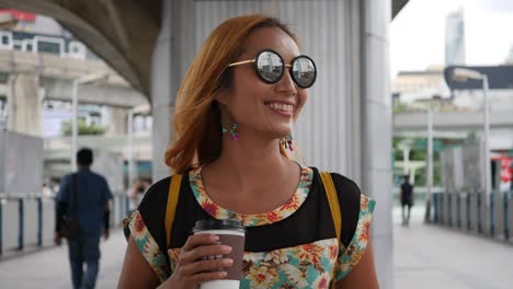 cámara lenta de una hermosa mujer de moda caminando por la ciudad