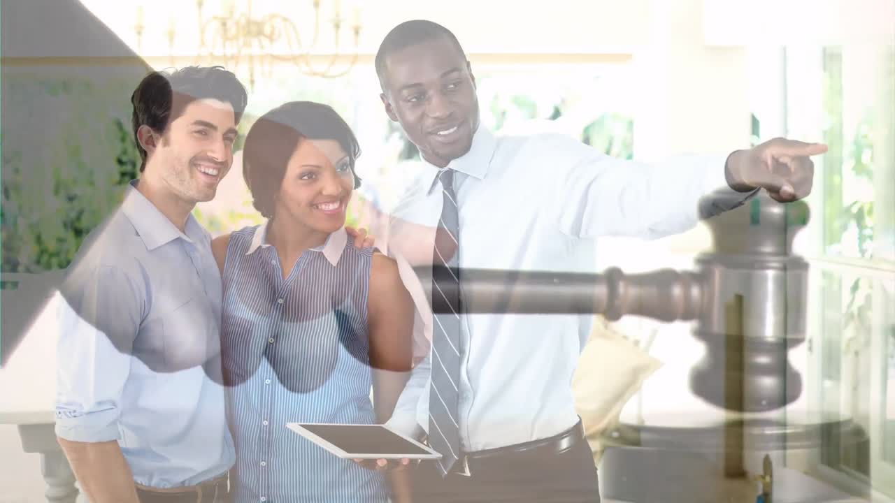 animación digital de colegas de negocios sonrientes teniendo una discusión en la oficina 4k