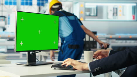 trabajador de una fábrica fotovoltaica analiza datos en una pc de pantalla verde, revisando las métricas