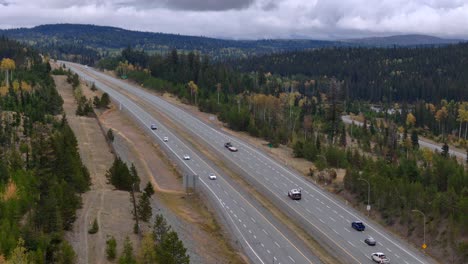 Vogelperspektive-Auf-Den-Vierspurigen-Coquihalla-Highway-In-Der-Nähe-Von-Kamloops:-Autos-Und-Lastwagen-In-Bewegung