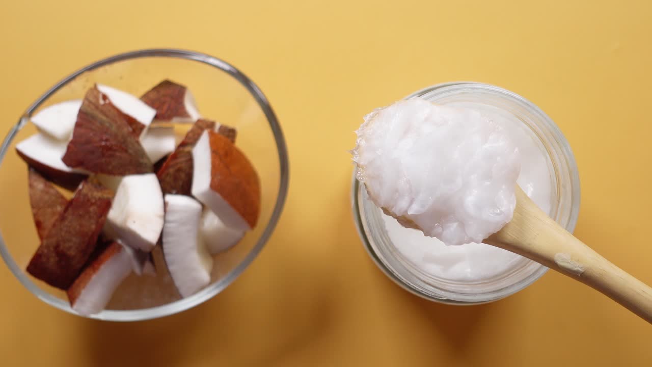 aceite de coco y trozos de coco