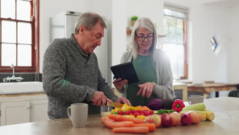 Pareja-De-Ancianos-En-El-Mostrador-De-La-Cocina