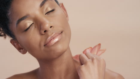 Cerrar-Retrato-De-Belleza-Atractiva-Mujer-Afroamericana-Tocando-El-Cuerpo-Con-Flor-De-Orquídea-Acariciando-Una-Tez-De-Piel-Sana-Disfrutando-De-Una-Suave-Fragancia-De-Esencia-Natural-Concepto-De-Cuidado-De-La-Piel