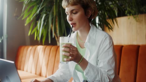 mujer trabajando en un café