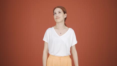 la mujer que suspira y se hincha de aburrimiento.