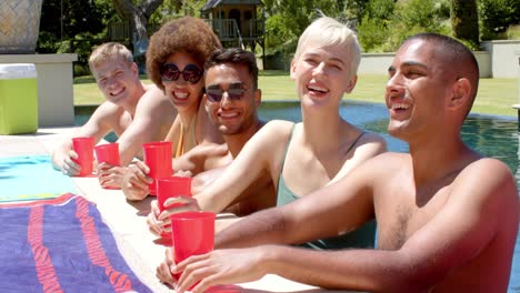 Porträt-Glücklicher,-Vielfältiger-Freunde,-Die-Im-Sommer-Getränke-Auf-Einer-Poolparty-Trinken