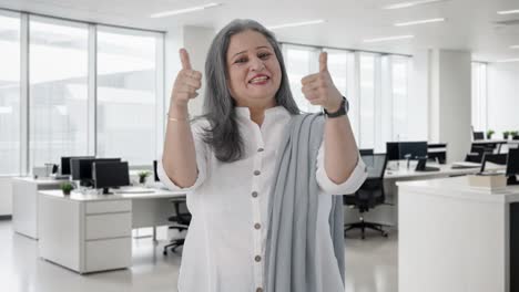 feliz mujer de negocios india senior mostrando pulgares hacia arriba