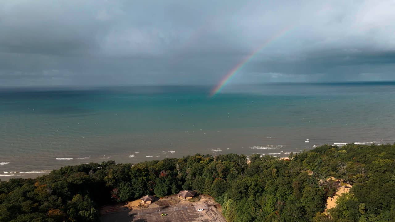 un raro arco iris doble se formó sobre el lago michigan después de una tormenta ligera