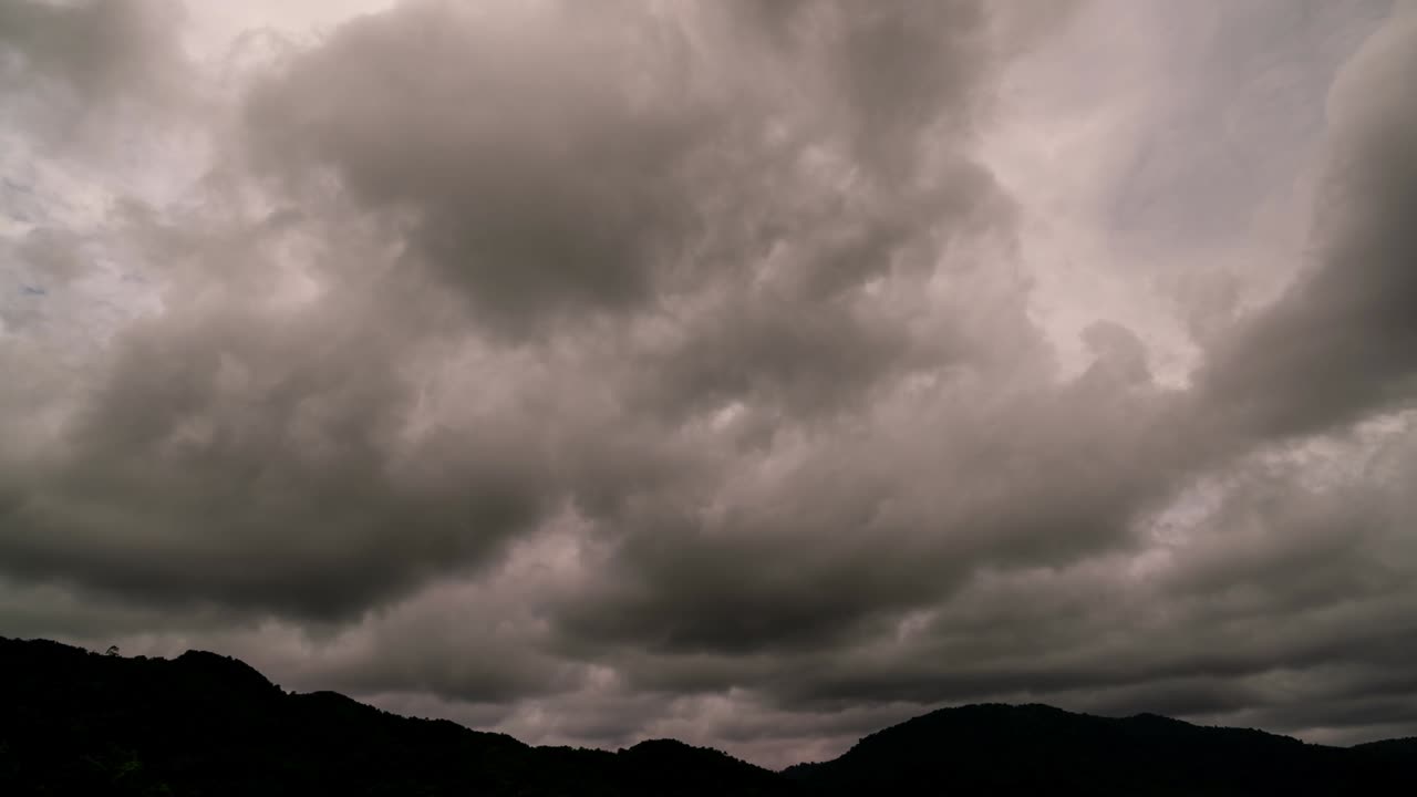b 롤 타임스: 비가 오는 날씨에 하늘과 검은 구름, 천둥이 부는 날씨, 여름 비가 내리는 날씨, 지구 온난화 효과, 검은 천둥, 드라마틱한 4k 타임 스
