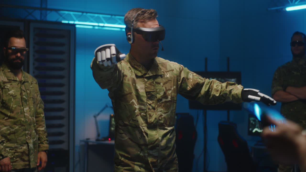 военный персонал, использующий vr-технологию в тренировочной симуляции