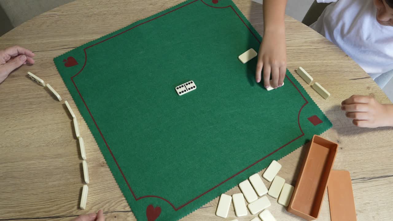 Giocare a domino sul tavolo