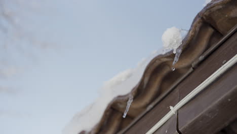 hielos colgando de un techo cubierto de nieve