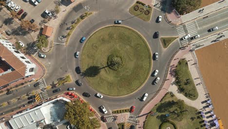 vista aerea del trafico diurno de una rotonda ubicada en la ciudad de tigre, buenos aires