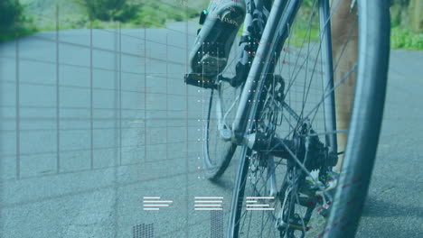animación del procesamiento de datos sobre la sección baja de una ciclista caucásica que se sube a una bicicleta en la carretera.
