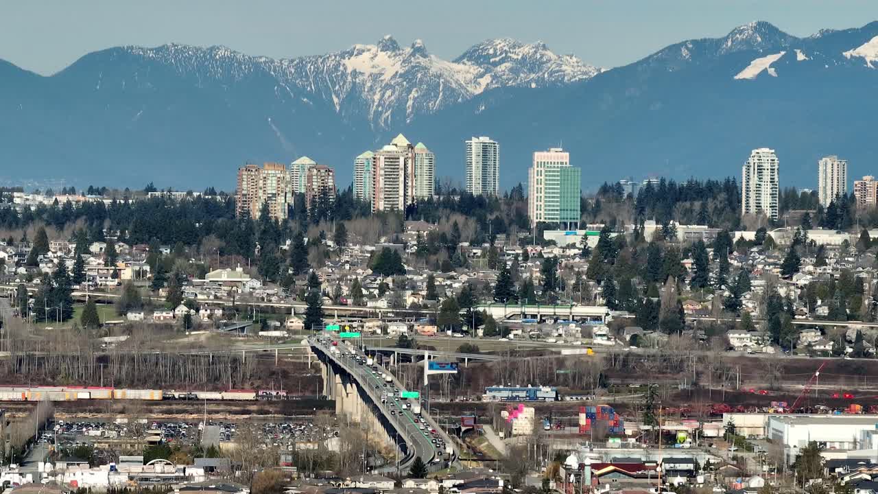 Traffico sul Ponte Queensborough e lo skyline di Burnaby a Vancouver, Columbia Britannica, Canada. Veduta aerea.