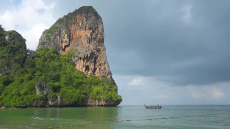 Railay-Beach-Thailand-Kalksteinfelsen-Mit-Longtail-Boot-Und-Gewitterwolken