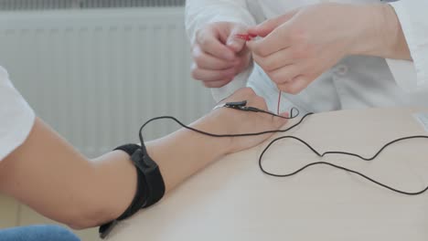 pruebas de nervios del paciente utilizando electromiografía en el centro médico