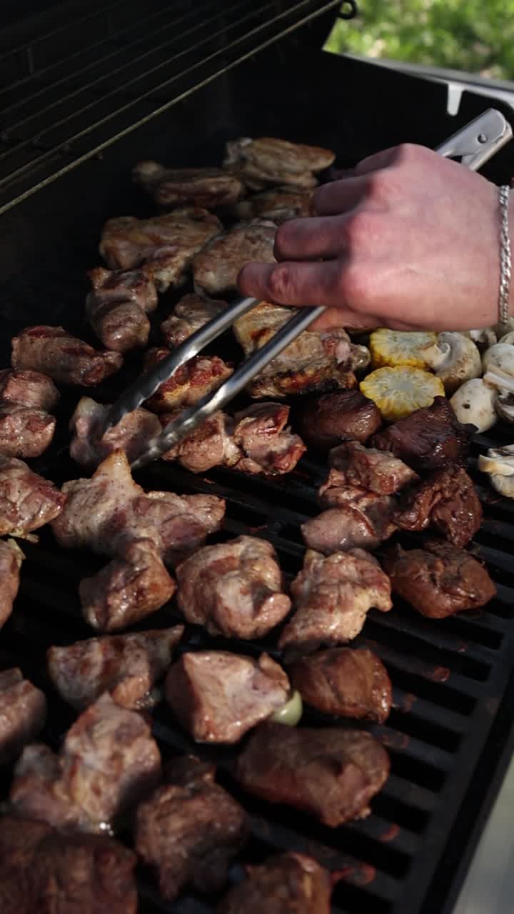 deliciosa carne a la parrilla y verduras en una parrilla de barbacoa