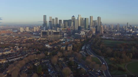 Langsamer-Dolly-Back-Drohnenschuss-Von-Canary-Wharf-Wolkenkratzern-Bei-Sonnenaufgang