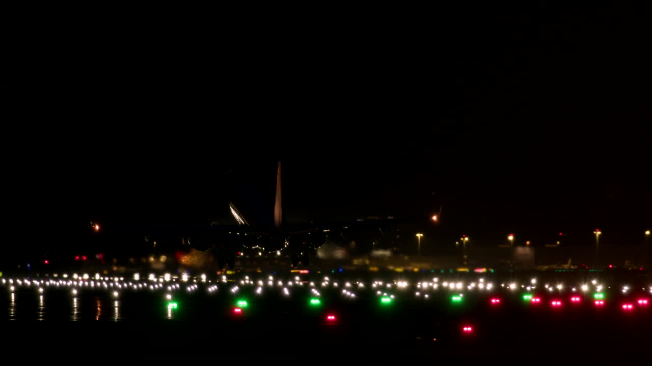 avión aterrizando en la noche