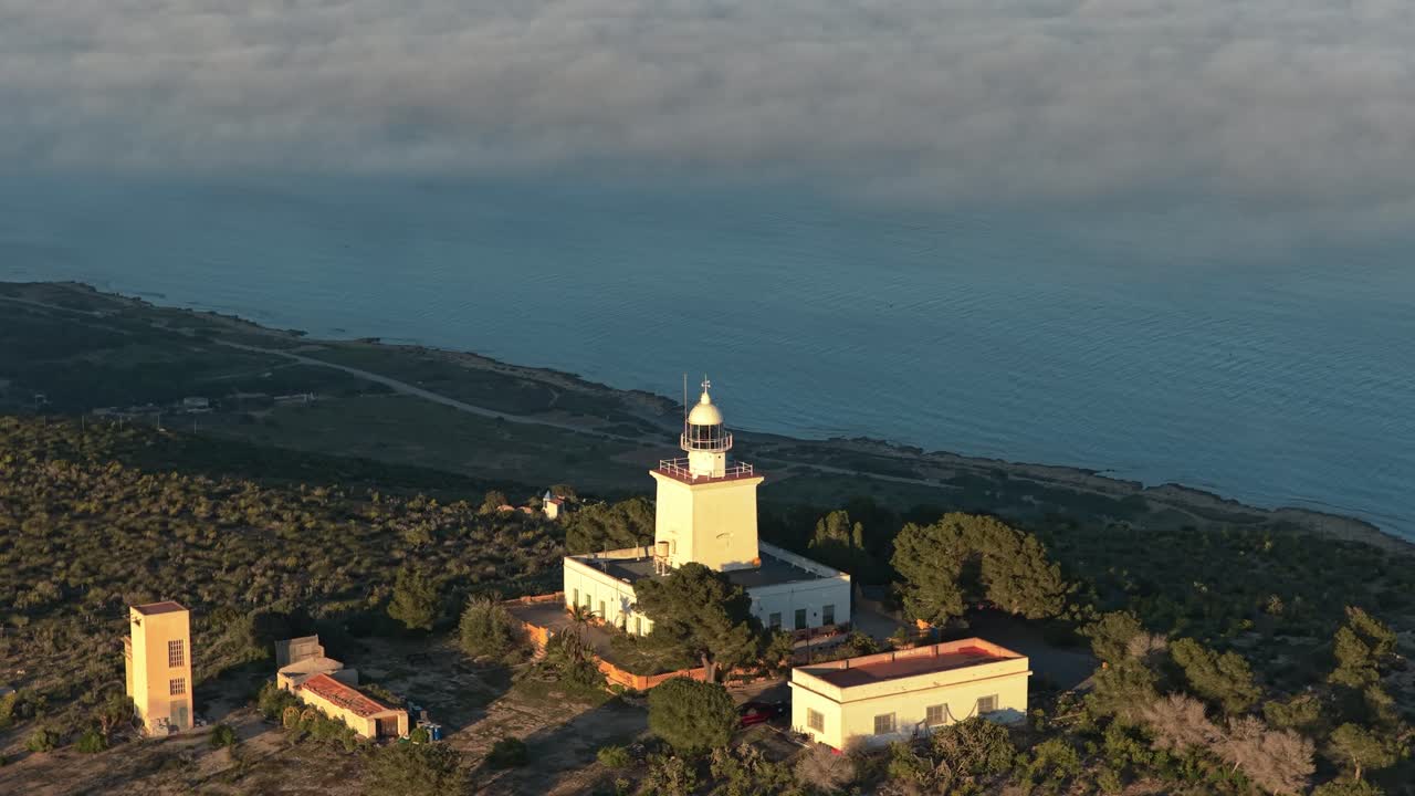 Faro di Santa Pola in Spagna che scompare nella nebbia marina.
