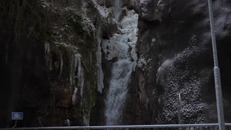 Clip-De-Una-Cascada-Congelada-Filmada-En-Europa-En-Austria-Desde-Un-Pueblo-Llamado-Hallstatt