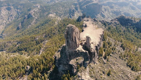 Fantástica-Toma-Aérea-Del-Famoso-Roque-Nublo-En-La-Isla-De-Gran-Canaria-Y-En-Un-Día-Soleado