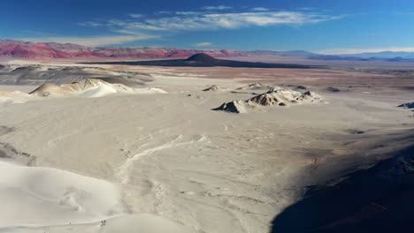 Luftdrohne-Spektakuläre-Landschaft-Vulkandüne-Ockergebirge-Carachi-Pampa-Katamarca-Argentinien-Blauer-Himmel