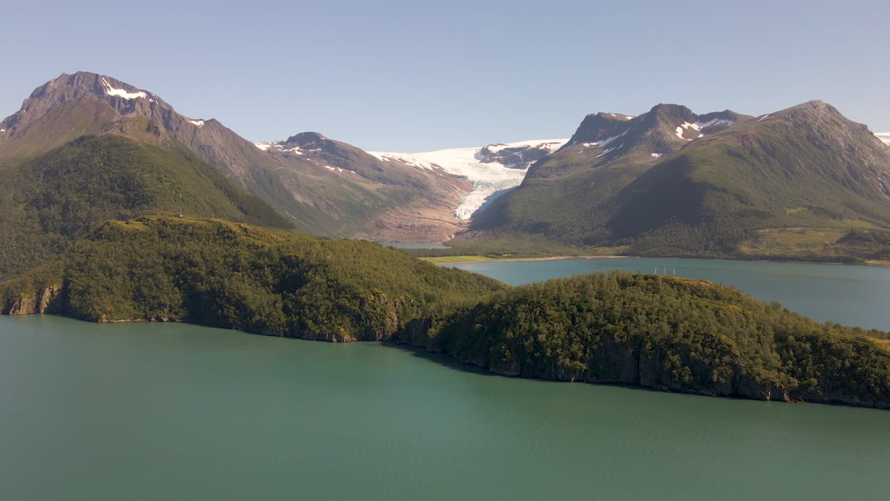 스바르티센 빙하를 배경으로 헬겔랜드 해안에 있는 녹색 섬의 공중 전망