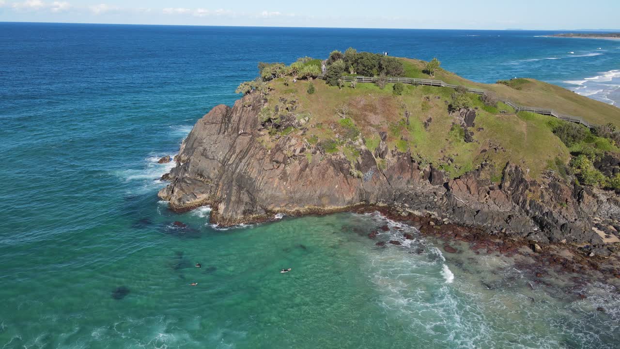 norries cove beach에서 서핑하기 - cabarita beach, nsw, australia의 norries headland