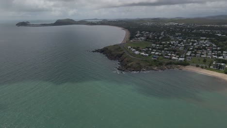 Volando-Hacia-La-Escarpada-Costa-De-La-Ciudad-Costera-De-Yeppoon-En-Queensland,-Australia