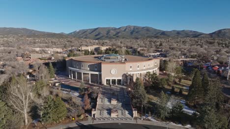 new mexico state capitol gebäude in santa fe, new mexico mit drohnen-video zurückziehen