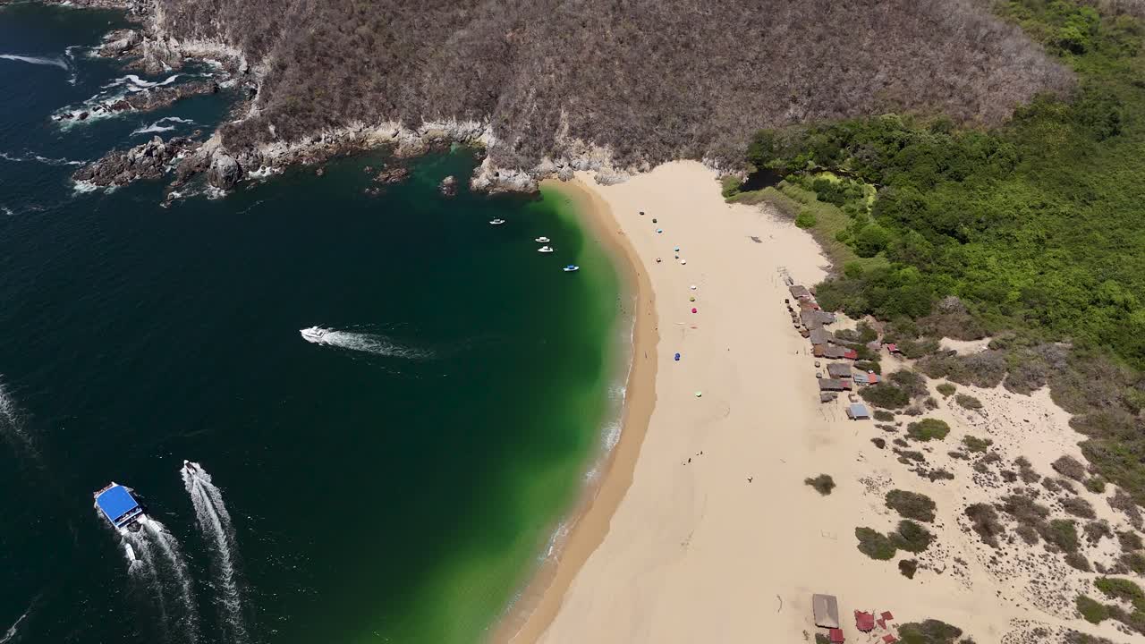 la playa de cacaluta, una playa oculta en el parque nacional de huatulco, oaxaca, méxico