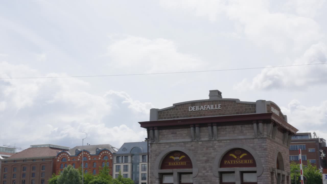 벨기에 의 안트베르펜 시 에서 정교회 유대인 들 이 안식일 에 물건 을 들고 다닐 수 있는 제한 된 지역 을 정의 하는 에루브 와이어