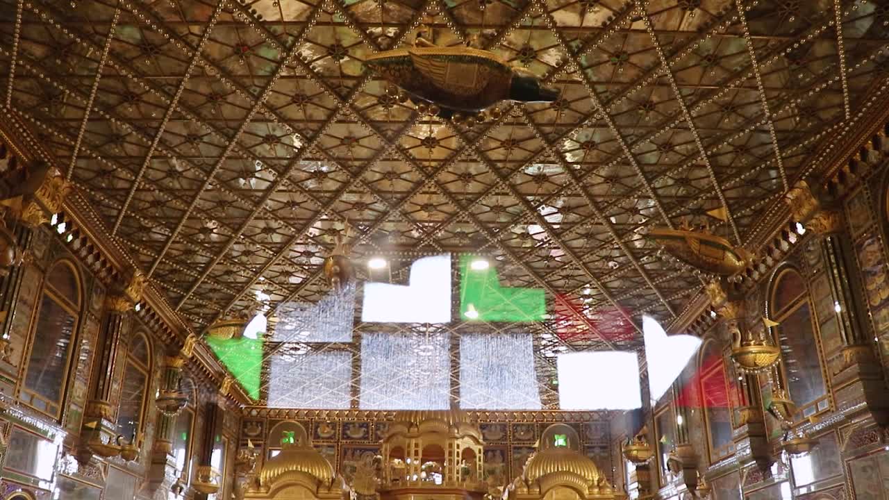 다른 각도에서 고대 신성한 황금 도시 아요디아의 소형 비디오는 2023년 8월 19일에 인도의 라자스탄 아지메르의 소니 지 키 나시아 자인 사원에서 촬영되었습니다.