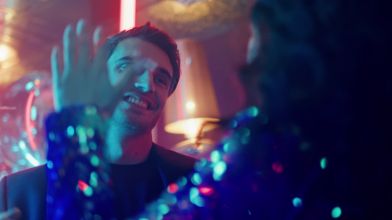 hombre y mujer naturales haciendo movimientos corporales en el club. pareja bailando en una fiesta