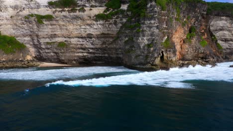 Olas-Rompiendo-En-Acantilados-De-Piedra-Caliza-De-Uluwatu-En-Bali,-Indonesia