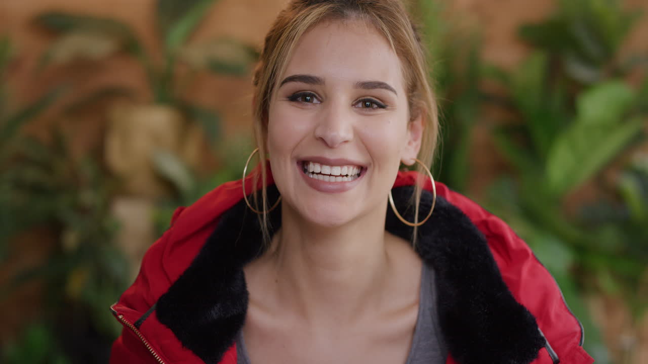 retrato de una joven elegante riendo alegre mujer caucásica disfrutando de un estilo de vida feliz con chaqueta roja