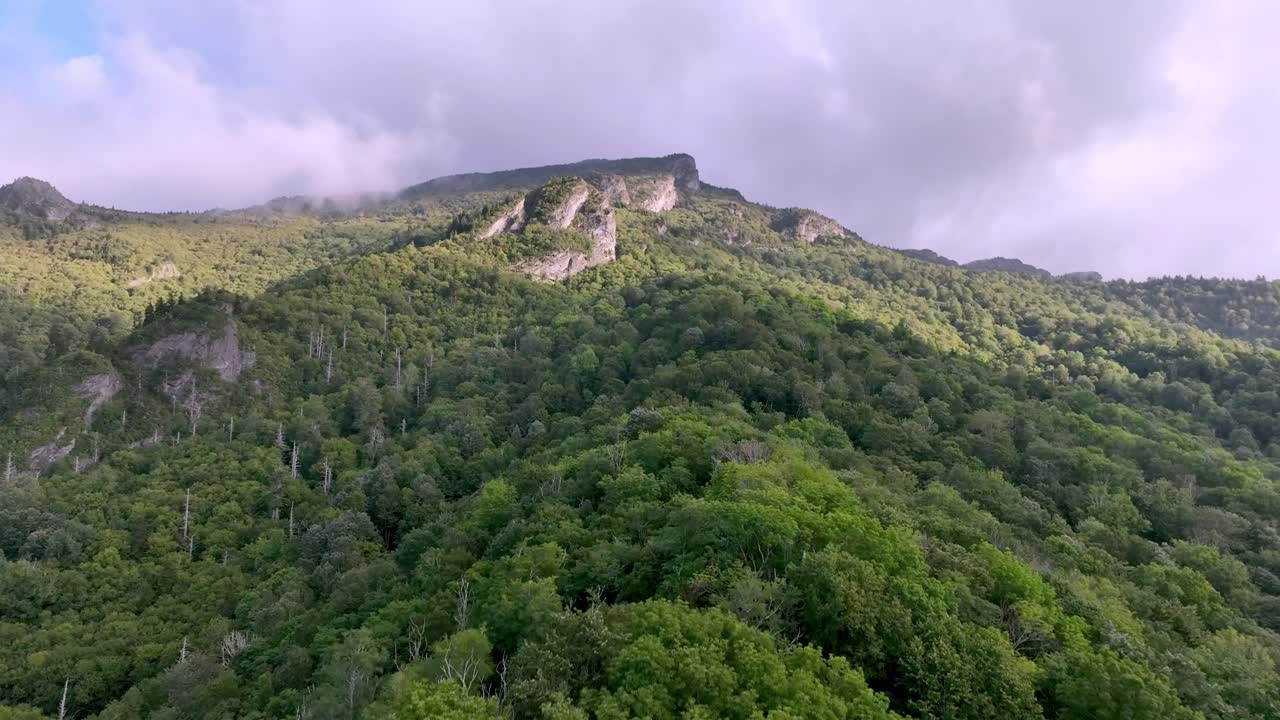북캐롤라이나 주 nc의 할아버지 산으로 공중 밀어 넣습니다.