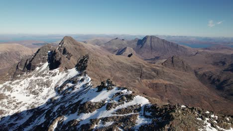 Drone-Dolley-Tilt-Shot-Sobre-El-Paisaje-Montañoso-En-La-Isla-De-Skye-En-Escocia