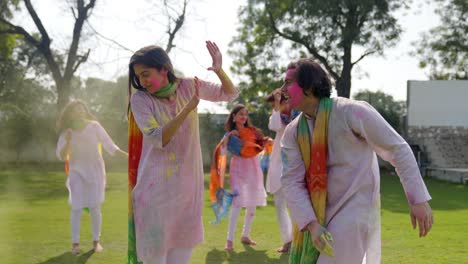 Indischer-Mann-Wirft-Bei-Einer-Holi-Veranstaltung-Farbe-Auf-Seine-Frau