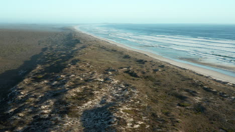 hermosa playa en el parque nacional de la costa oeste, ciudad del cabo, sudáfrica - toma aérea de drones