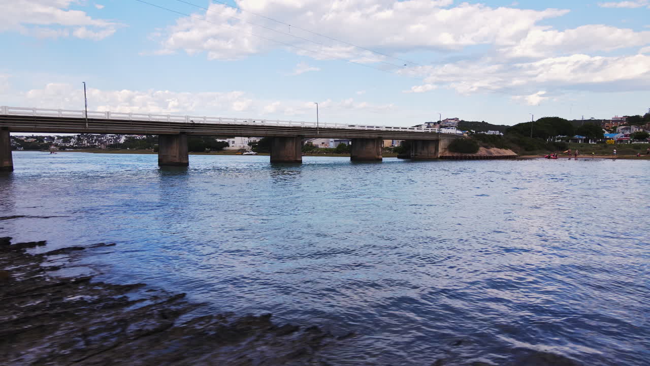 드론 트럭 라이저는 스바이에서 구쿠 강 입구에 있는 다리를 드러니다.