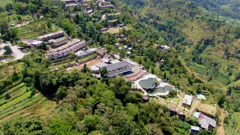 Berühmtes-Resort-Und-Naturschwimmbad-In-Umbul-Sidomukti-Java-Indonesien-Luftaufnahme