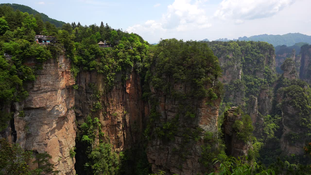 Panoramica a destra di diversi punti panoramici sul bordo delle scogliere per ammirare i pilastri di arenaria di Yuanjiajie, Cina