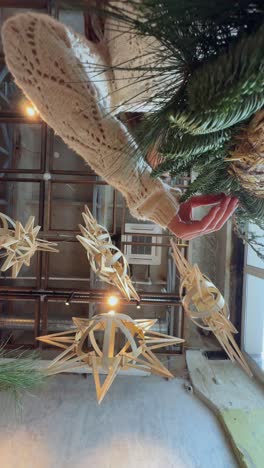 interior acogedor de la cafetería con decoraciones navideñas
