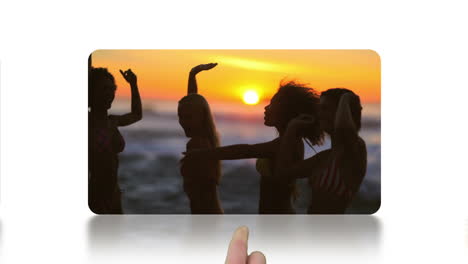 pantallas de desplazamiento de dedos que muestran videos de playa