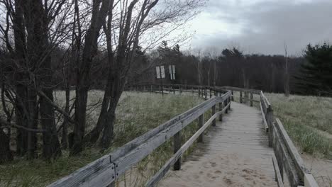 Stürmisches-Wetter-über-Der-Alten-Promenade-Von-Bronson