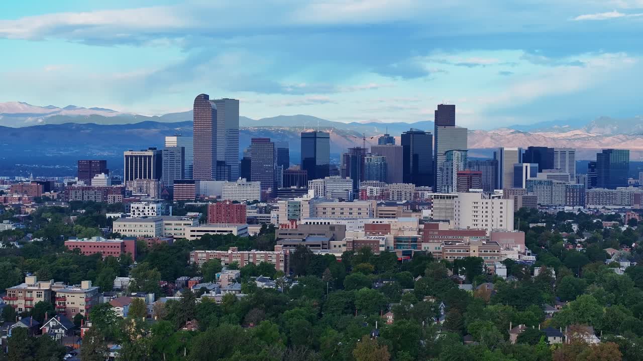 Bredt luftfoto af Denver bys skyline og Front Range-bjergene, panorering til højre