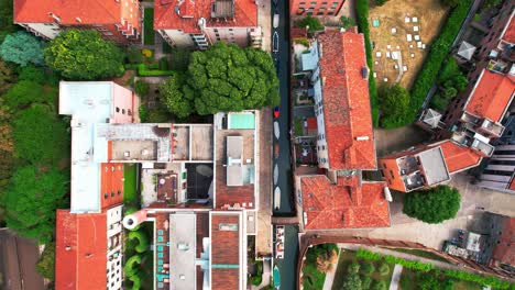 toma de arriba hacia abajo con drones de edificios y casas en venecia, italia, europa.